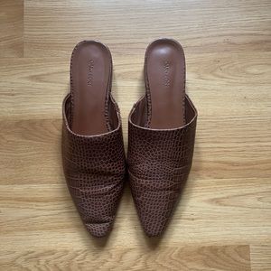 Oak and fort pointed mules